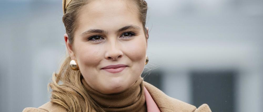 Prinzessin Amalia vor der Taufe des neuen Marineschiffs „Den Helder“.