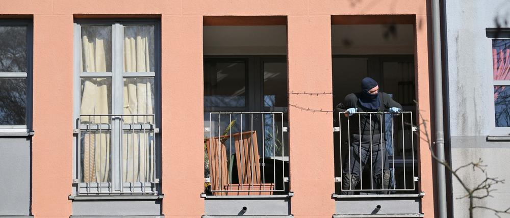 Sprengstoffverdacht im Zusammenhang mit den Ermittlungen wegen einer mutmaßlichen Anschlagsplanung: Die Polizei findet einen verdächtigen Gegenstand in einer Wohnung in Potsdam. 