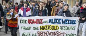 In der Schweiz hat sich am Wohnort von Alice Weidel Protest formiert.