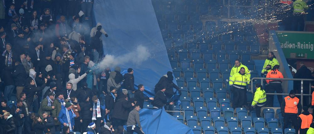 22.02.2025, Mecklenburg-Vorpommern, Rostock: Fußball, 3. Liga, FC Hansa Rostock - SG Dynamo Dresden, 25. Spieltag Ostseestadion Rostock. Ausschreitungen auf den Rängen, Pyros werden in den Dresdner Block geschossen. Foto: Michael Schwartz/dpa +++ dpa-Bildfunk +++
