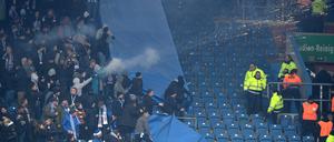 22.02.2025, Mecklenburg-Vorpommern, Rostock: Fußball, 3. Liga, FC Hansa Rostock - SG Dynamo Dresden, 25. Spieltag Ostseestadion Rostock. Ausschreitungen auf den Rängen, Pyros werden in den Dresdner Block geschossen. Foto: Michael Schwartz/dpa +++ dpa-Bildfunk +++