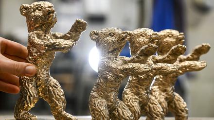 Erste Rohlinge der Berlinale-Bären sind in der Bildgießerei Hermann Noack zu sehen. In der Gießerei werden die Trophäen der Internationalen Filmfestspiele Berlin gegossen. Die Berlinale, die in diesem Jahr am 15.02.2024 beginnt, gehört zu den bedeutendsten Filmfestspielen der Welt. +++ dpa-Bildfunk +++
