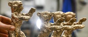 Erste Rohlinge der Berlinale-Bären sind in der Bildgießerei Hermann Noack zu sehen. In der Gießerei werden die Trophäen der Internationalen Filmfestspiele Berlin gegossen. Die Berlinale, die in diesem Jahr am 15.02.2024 beginnt, gehört zu den bedeutendsten Filmfestspielen der Welt. +++ dpa-Bildfunk +++