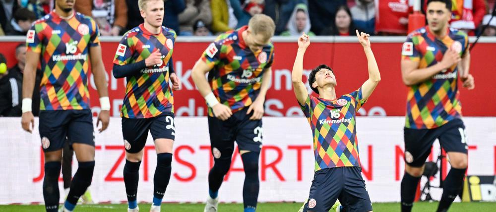 Stoßgebet zum Himmel: Mainzer Jae-Sung Lee nach seinem Tor