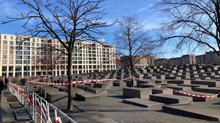 Keine Blumen, keine Kerzen. Am Holocaust-Mahnmal deuten nur die Absperrungen auf die Tat hin.
