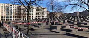 Keine Blumen, keine Kerzen. Am Holocaust-Mahnmal deuten nur die Absperrungen auf die Tat hin.