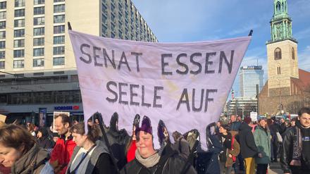 „Senat essen Seele auf“ steht auf einem Plakat gegen die Kürzungspolitik des Senats.