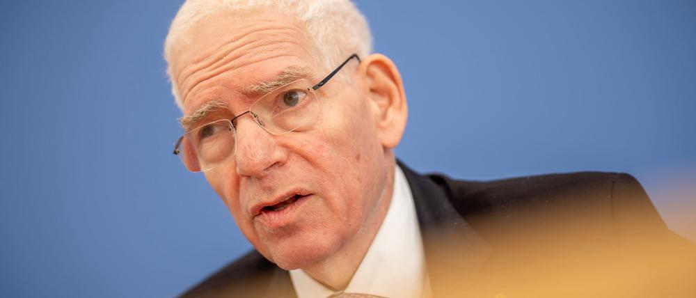 Josef Schuster, Präsident des Zentralrats der Juden in Deutschland, hat den mutmaßlich antisemitischen Angriff in Berlin verurteilt. (Archivbild)