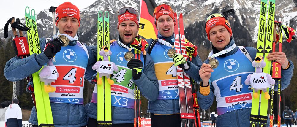 Johannes Kühn (2.v.r.) feiert mit dem deutschen Team Staffel-Bronze.