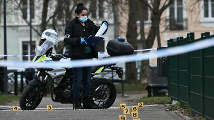 Eine Polizistin sammelt Beweise am Ort eines Messerangriffs.