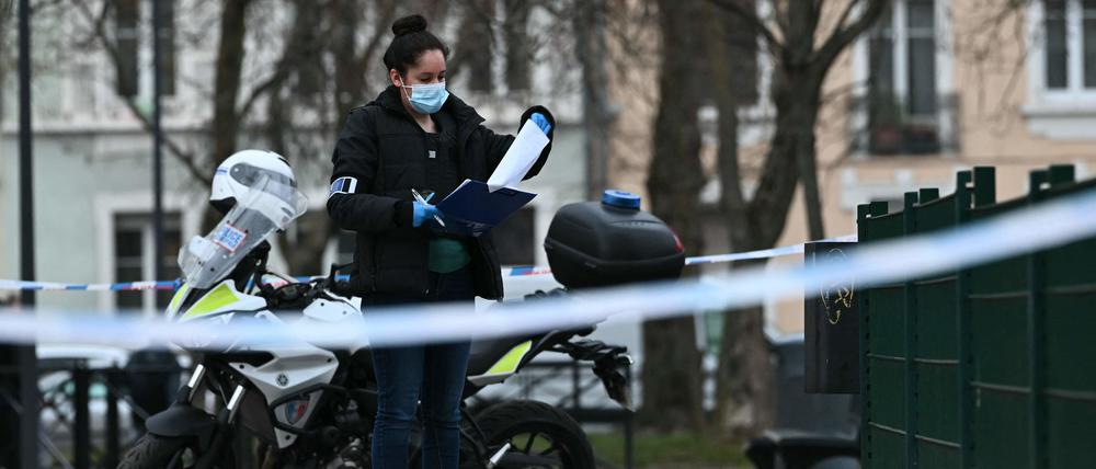 Eine Polizistin sammelt Beweise am Ort eines Messerangriffs.