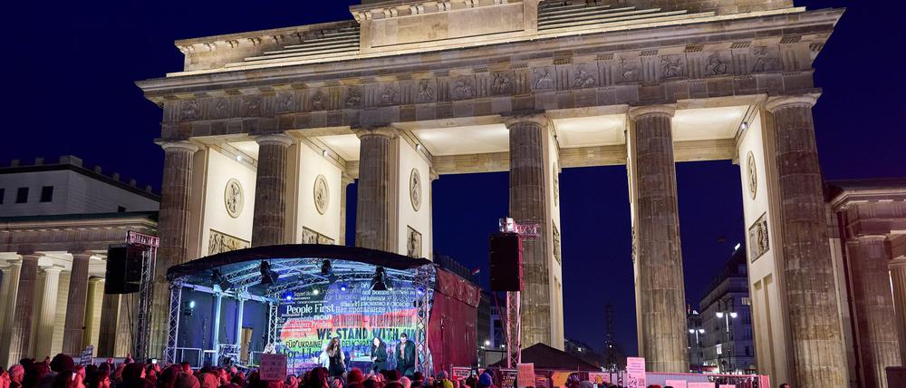Die russische Punkband Pussy Riot rockt vor dem Brandenburger Tor.