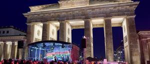Die russische Punkband Pussy Riot rockt vor dem Brandenburger Tor.