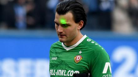 Dynamo-Torhüter Tim Schreiber wird mutmaßlich von einem Laserpointer attackiert 