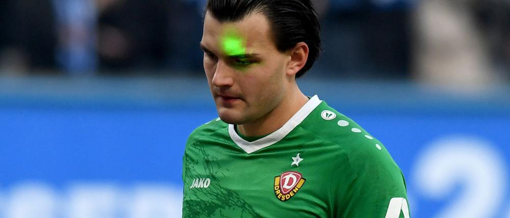 Dynamo-Torhüter Tim Schreiber wird mutmaßlich von einem Laserpointer attackiert 