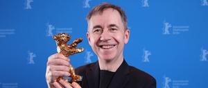 Der norwegische Regisseur und Drehbuchautor Dag Johan Haugerud posiert mit dem Goldenen Bären für den besten Film.