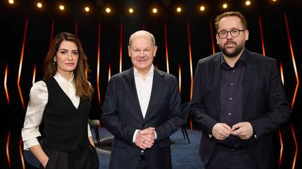 Linda Zervakis, Olaf Scholz und Paul Ronzheimer (von links nach rechts).