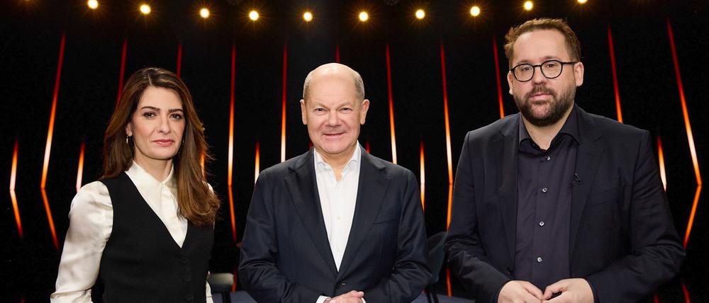 Linda Zervakis, Olaf Scholz und Paul Ronzheimer (von links nach rechts).