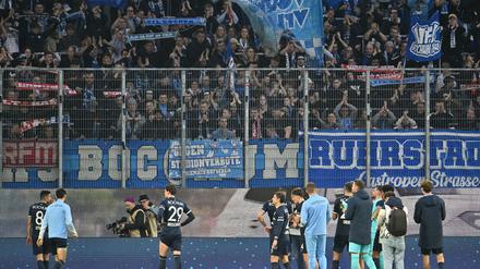 Spieler und Fans des VfL Bochum nach dem 1:1 in Wolfsburg.