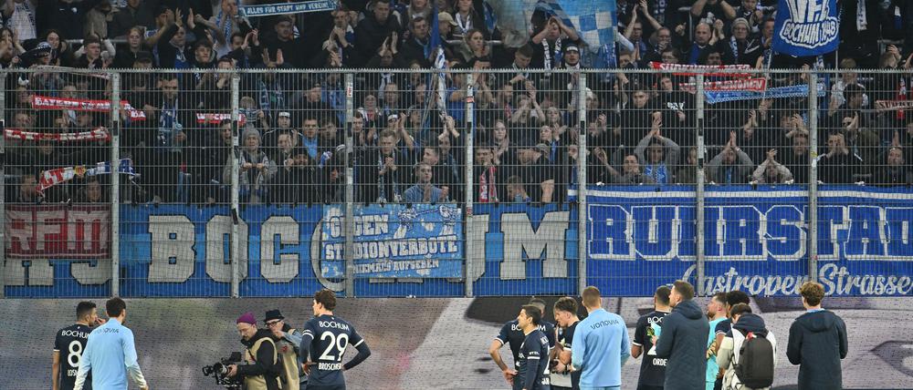 Spieler und Fans des VfL Bochum nach dem 1:1 in Wolfsburg.