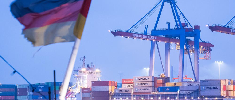 Auf einem Schiff im Hamburger Hafen weht die deutsche Flagge. (Archivbild)