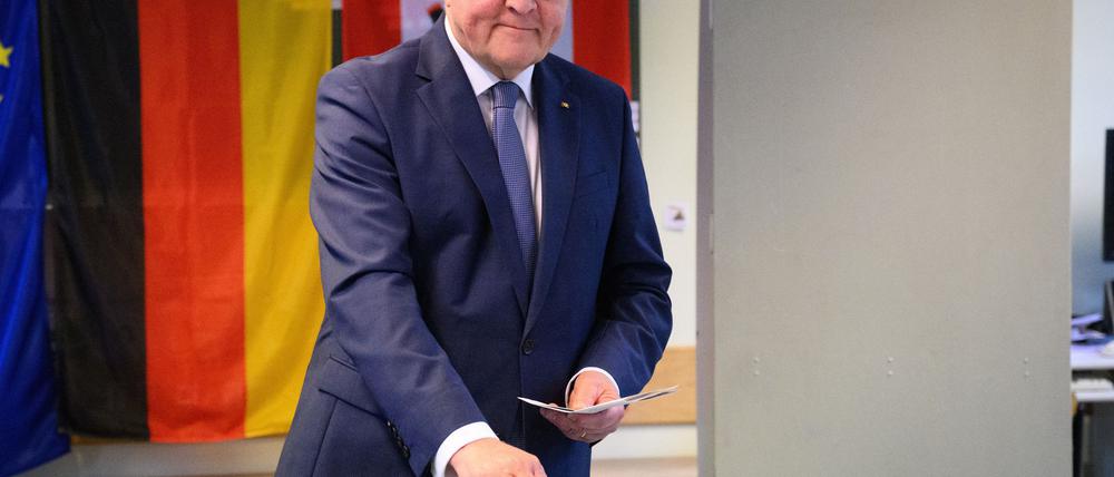 Bundespräsident Frank-Walter Steinmeier gibt in Berlin-Zehlendorf seine Stimme ab.