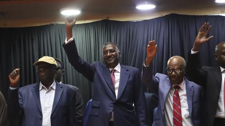 Der stellvertretende RSF-Kommandeur der Schnellen Eingreiftruppen (RSF), Abdul Rahim Dagalo (Mitte), gestikuliert in Nairobi anlässlich der Unterzeichnung der Sudan-Gründungscharta, die auf die Bildung einer Einheitsregierung abzielt.