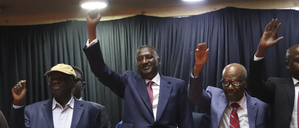 Der stellvertretende RSF-Kommandeur der Schnellen Eingreiftruppen (RSF), Abdul Rahim Dagalo (Mitte), gestikuliert in Nairobi anlässlich der Unterzeichnung der Sudan-Gründungscharta, die auf die Bildung einer Einheitsregierung abzielt.