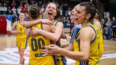 Die Freude bei Alba war groß nach dem Triumph über Keltern.