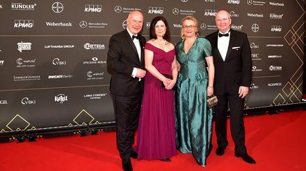 Roter Teppich beim 73. VBKI-Ball im Hotel Intercontinental in Berlin: VBKI-Präsident Markus Voigt und Frau Mirjam begrüßen Berlins Regierender Bürgermeister Kai Wegner und seine Freundin, Bildungssenatorin Katharina Günther-Wünsch.