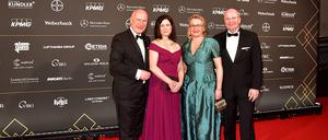 Roter Teppich beim 73. VBKI-Ball im Hotel Intercontinental in Berlin: VBKI-Präsident Markus Voigt und Frau Mirjam begrüßen Berlins Regierender Bürgermeister Kai Wegner und seine Freundin, Bildungssenatorin Katharina Günther-Wünsch.