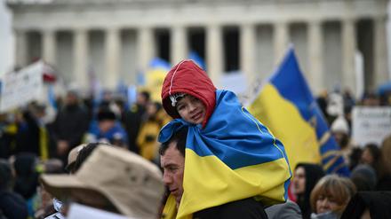Ein Mann und sein Kind protestieren in Washington zur Unterstützung der Ukraine. Auf die US-Regierung kann Kyjiw nicht mehr zählen.