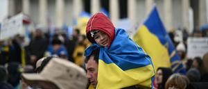 Ein Mann und sein Kind protestieren in Washington zur Unterstützung der Ukraine. Auf die US-Regierung kann Kyjiw nicht mehr zählen.