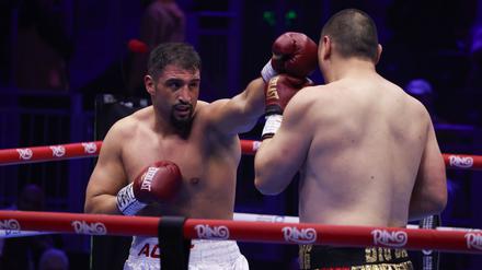 Agit Kabayel (l) aus Deutschland kämpft gegen Zhang Zhilei aus China während ihres Interims-Titelkampfs um den WBC-Titel im Schwergewicht.