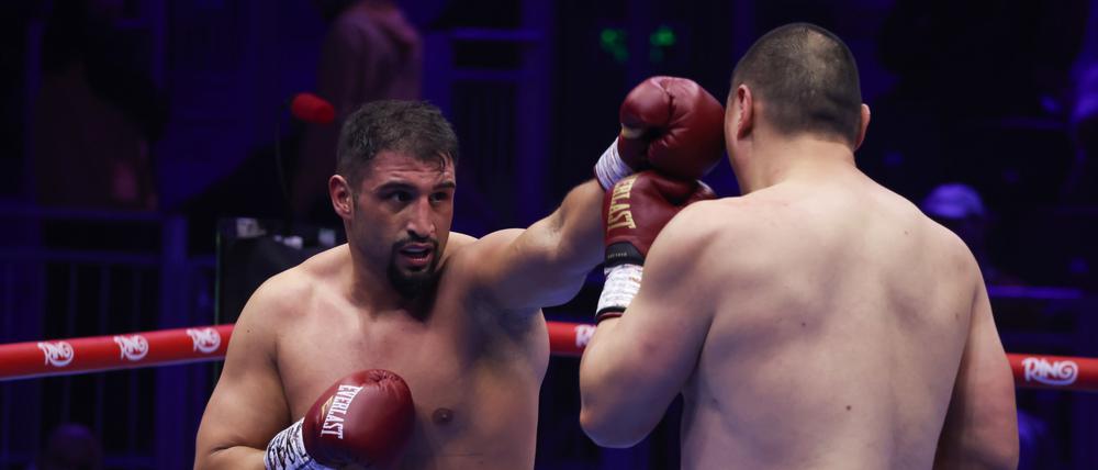Agit Kabayel (l) aus Deutschland kämpft gegen Zhang Zhilei aus China während ihres Interims-Titelkampfs um den WBC-Titel im Schwergewicht.