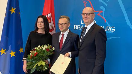 21.02.2025, Brandenburg, Potsdam: Dietmar Woidke (SPD, r-l), Ministerpräsident  von Brandenburg,  bei der Ernennung des neuen Gesundheitsstaatssekretärs Patrick Wahl im Beisein von Gesundheitsministerin Britta Müller (parteilos). Alle Staatssekretärsposten der Ministerien sind nun besetzt. Foto: Hannes Rücker/dpa +++ dpa-Bildfunk +++