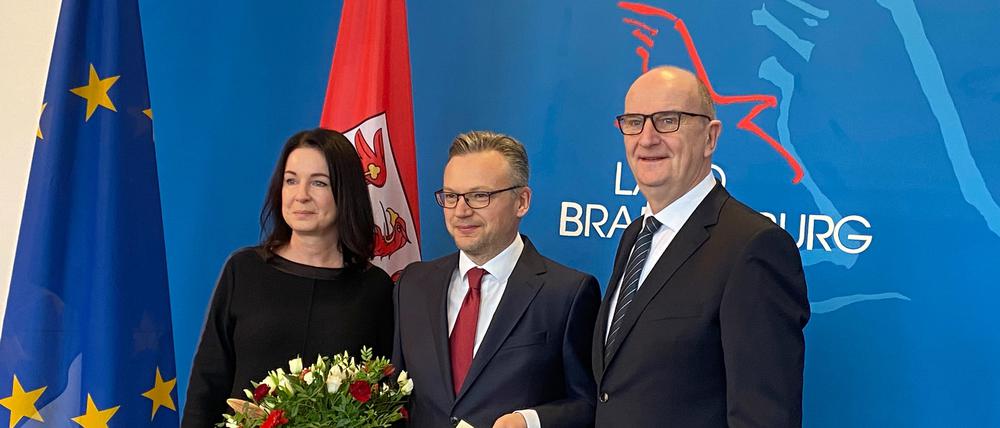 21.02.2025, Brandenburg, Potsdam: Dietmar Woidke (SPD, r-l), Ministerpräsident  von Brandenburg,  bei der Ernennung des neuen Gesundheitsstaatssekretärs Patrick Wahl im Beisein von Gesundheitsministerin Britta Müller (parteilos). Alle Staatssekretärsposten der Ministerien sind nun besetzt. Foto: Hannes Rücker/dpa +++ dpa-Bildfunk +++