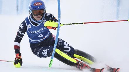 Die US-Amerikanerin Mikaela Shiffrin rast die Strecke hinunter. 