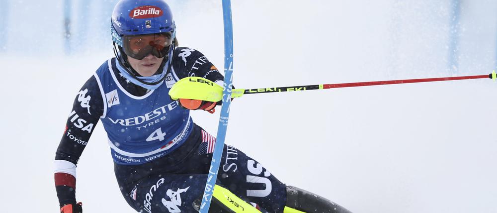 Die US-Amerikanerin Mikaela Shiffrin rast die Strecke hinunter.