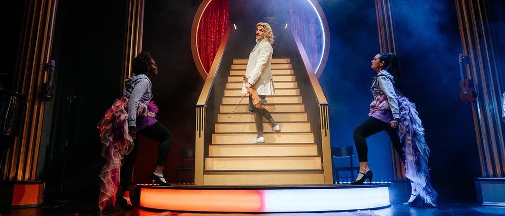 v.l. Ivy Quianoo, Hans-Werner Meyer, Jacqueline Mayaulay, Jakob Wenig in „BERLIN IS JA SO GROSS – Ein Berlinical“