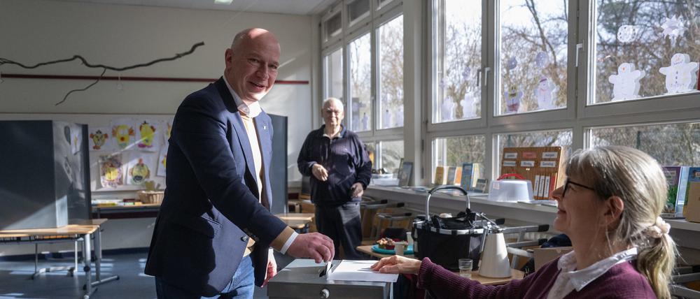 Regierender Bürgermeister von Berlin, gibt in seinem Wahllokal seine Stimme ab.