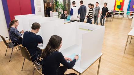 Schüler wählen bei der Juniorwahl.