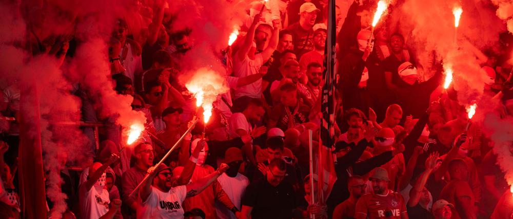 Auch im Hinspiel gab es viel Pyrotechnik.