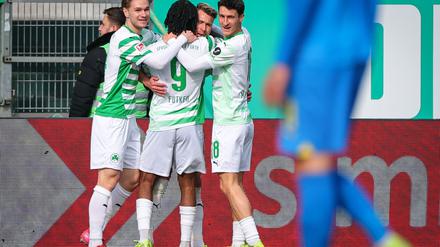 Die Fürther um Torschütze Noel Futkeu (2.v.l.) jubeln über den Treffer zum 1:0.
