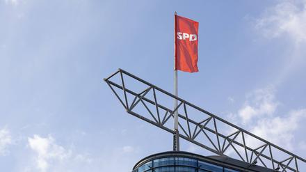 SPD-Flagge auf dem Willy Brandt Haus in Berlin.