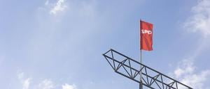 SPD-Flagge auf dem Willy Brandt Haus in Berlin.