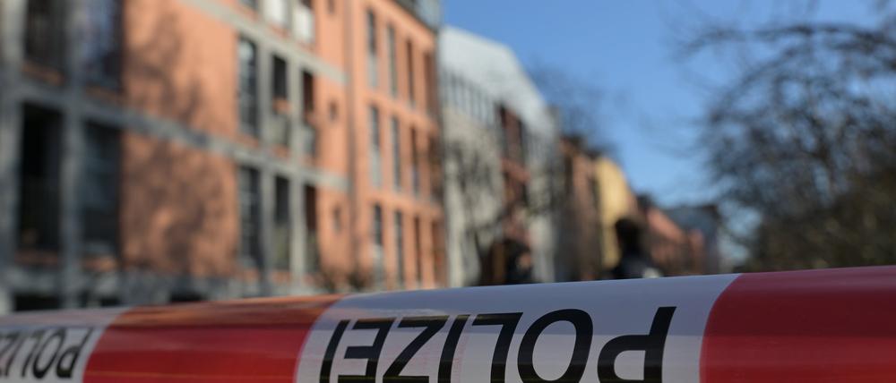 Am Samstag durchsuchte die Polizei wegen eines möglichen Sprengstofffundes eine Wohnung im Kirchsteigfeld in Potsdam.