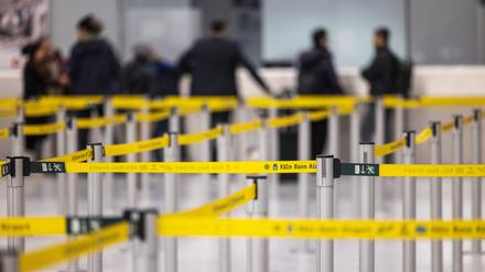 Passagiere informieren sich an einem Schalter im Flughafen Köln/Bonn. 