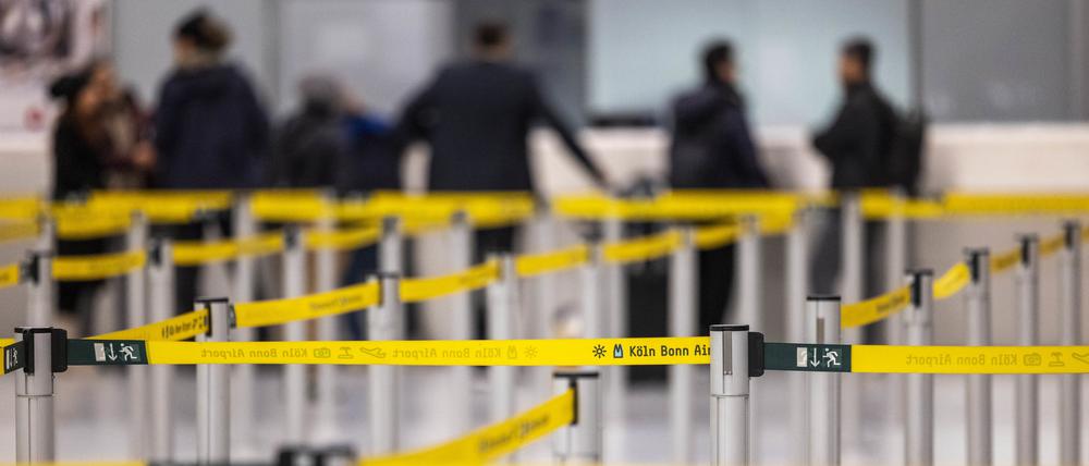 Passagiere informieren sich an einem Schalter im Flughafen Köln/Bonn.