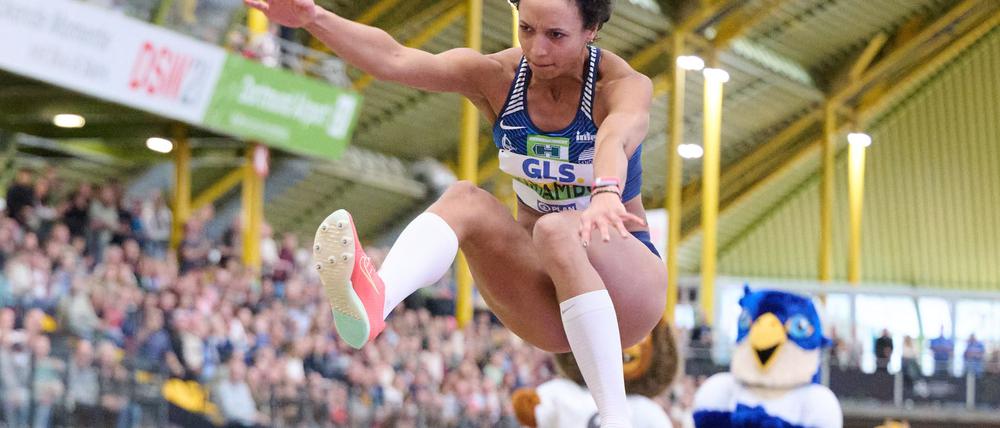 Weitspringerin Malaika Mihambo tat sich bei der Hallen-DM in Dortmund schwer.